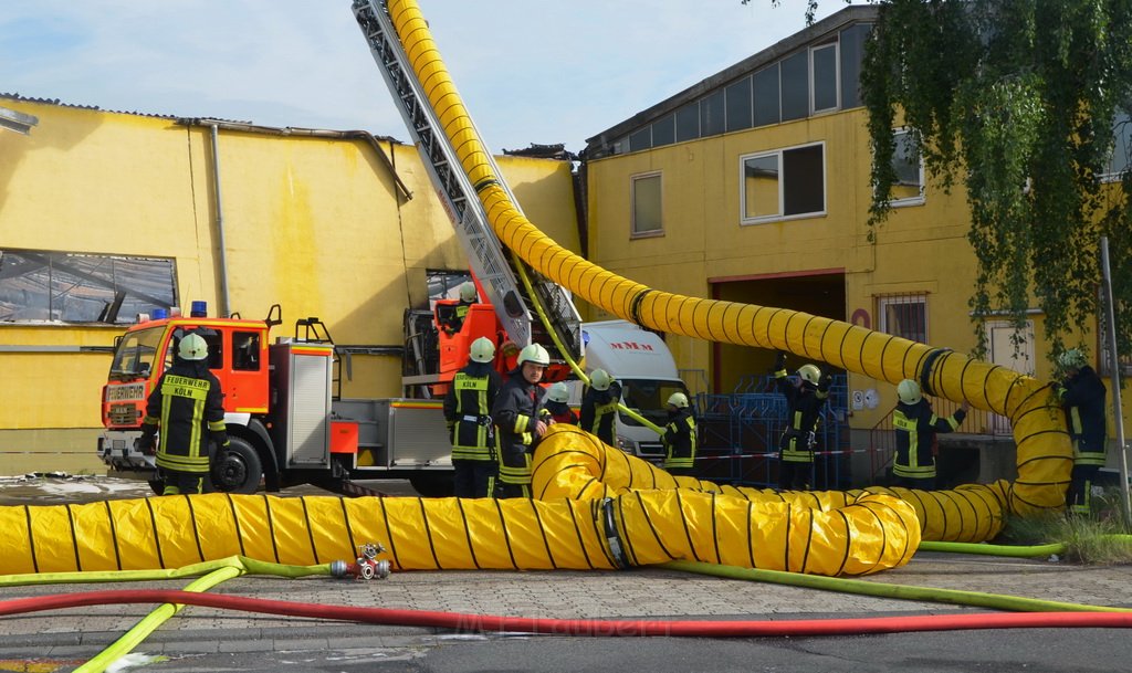 Grossfeuer Poco Lager Koeln Porz Gremberghoven Hansestr P598.JPG - Miklos Laubert